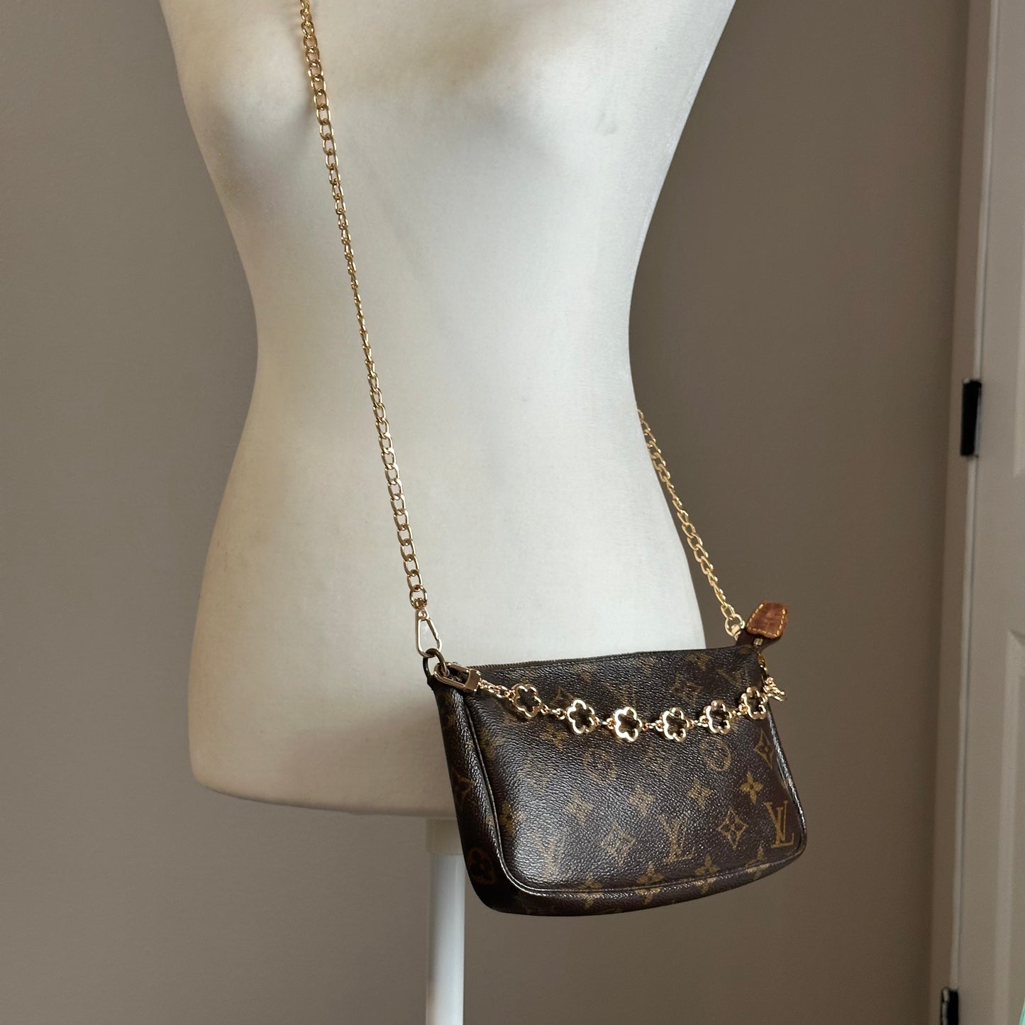 Authentic Louis Vuitton 2000 Monogram Pochette Accessoires Crossbody