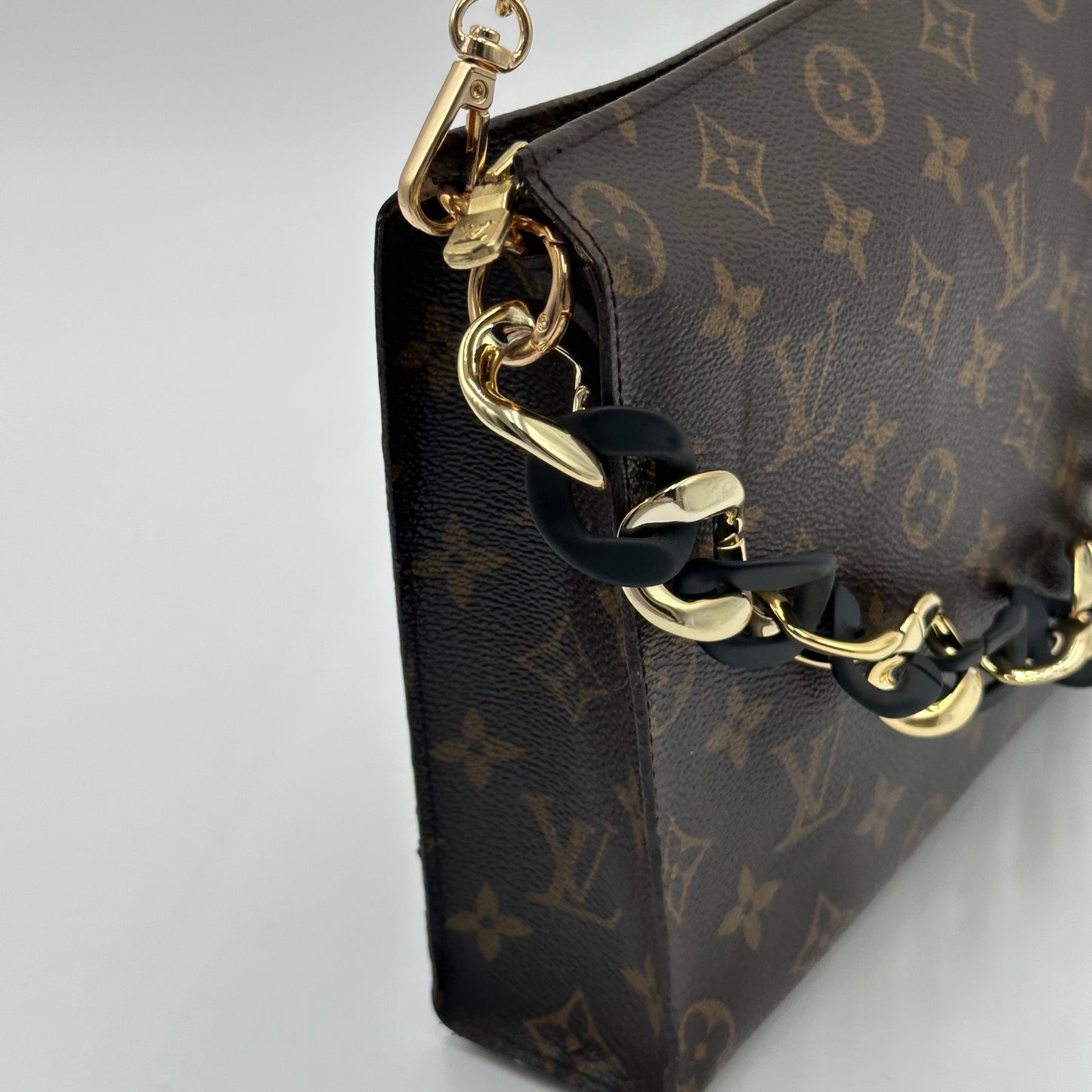 Authentic Louis Vuitton Monogram Toiletry 26 Crossbody