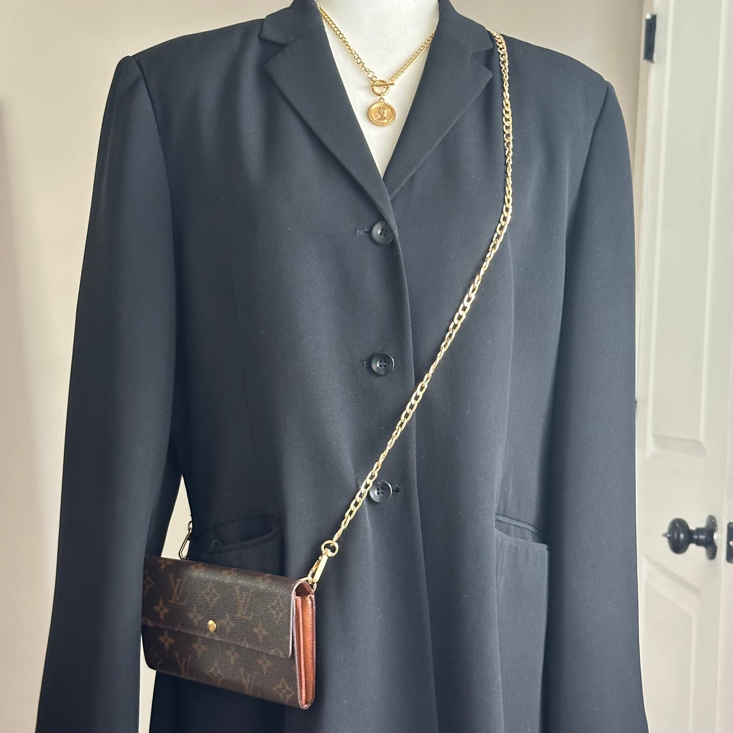 Authentic Louis Vuitton 2005 Monogram Sarah Wallet Crossbody