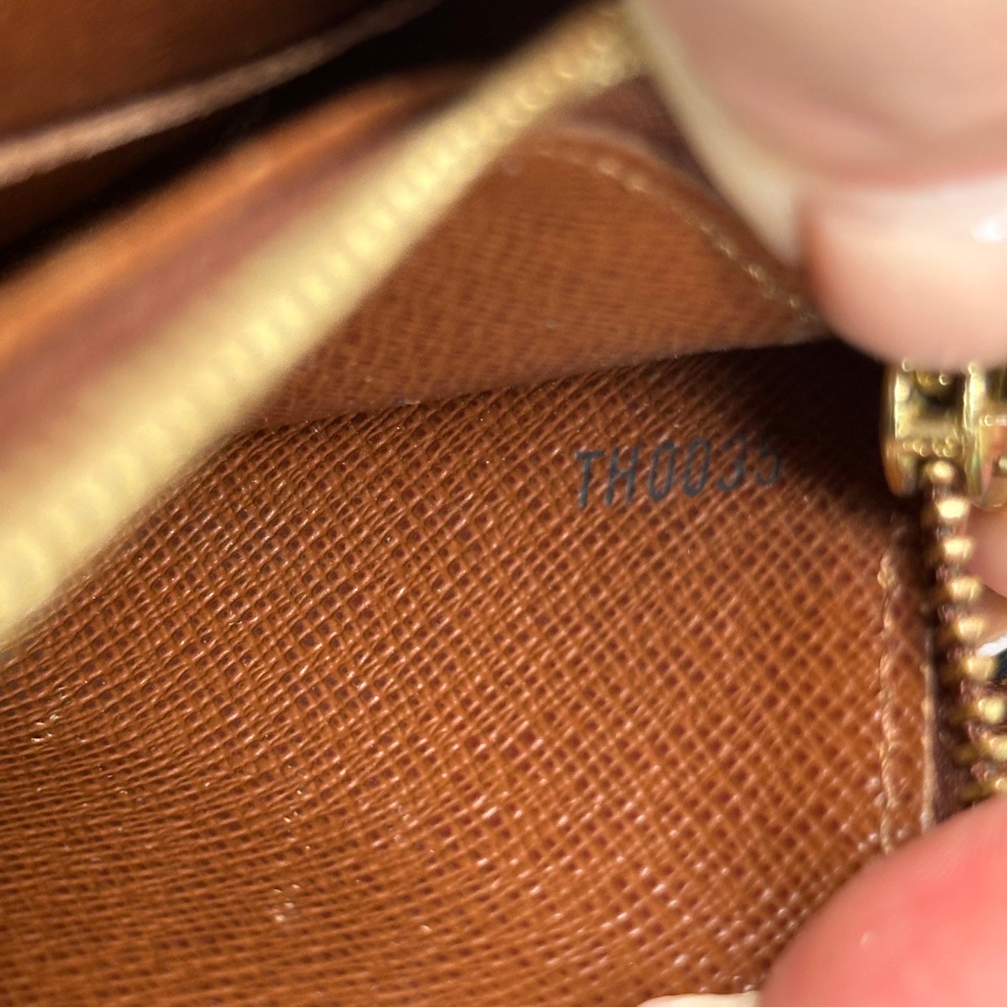 Authentic Louis Vuitton 2005 Monogram Sarah Wallet Crossbody