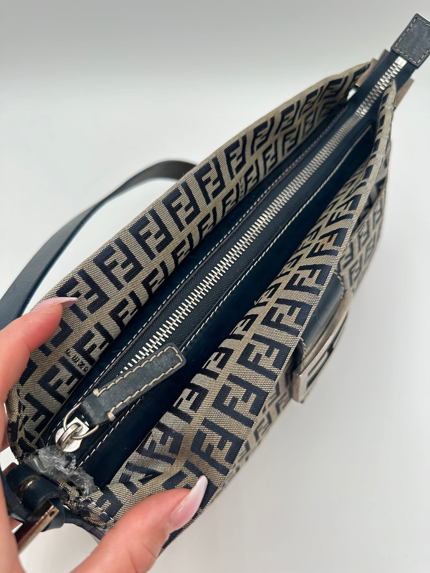 Authentic FENDI 𝒁𝒖𝒄𝒄𝒉𝒊𝒏𝒐 𝑪𝒂𝒏𝒗𝒂𝒔 𝑴𝒆𝒅𝒊𝒖𝒎 𝑺𝒉𝒐𝒖𝒍𝒅𝒆𝒓 𝑩𝒂𝒈