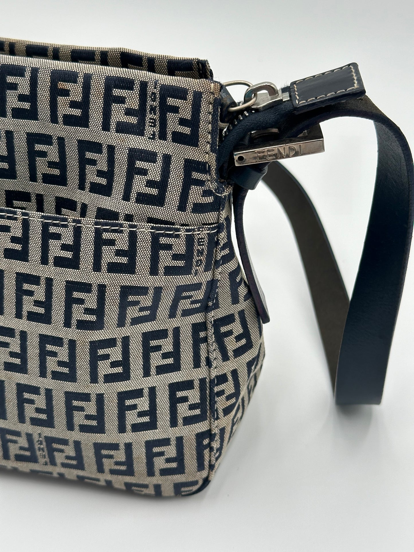 Authentic FENDI 𝒁𝒖𝒄𝒄𝒉𝒊𝒏𝒐 𝑪𝒂𝒏𝒗𝒂𝒔 𝑴𝒆𝒅𝒊𝒖𝒎 𝑺𝒉𝒐𝒖𝒍𝒅𝒆𝒓 𝑩𝒂𝒈