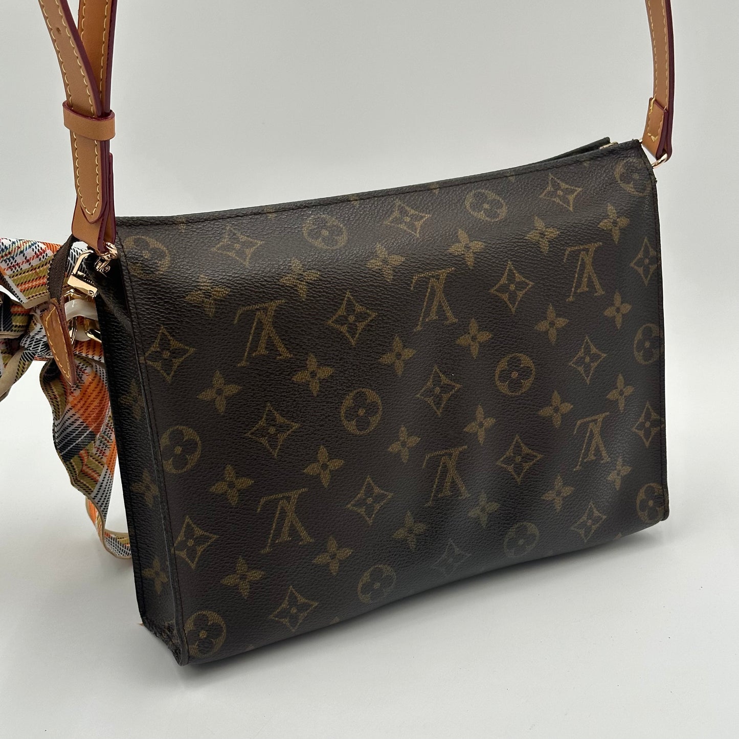 Authentic Louis Vuitton 𝑴𝒐𝒏𝒐𝒈𝒓𝒂𝒎 𝑻𝒐𝒊𝒍𝒆𝒕𝒓𝒚 26 𝑷𝒐𝒖𝒄𝒉 𝑪𝒓𝒐𝒔𝒔𝒃𝒐𝒅𝒚