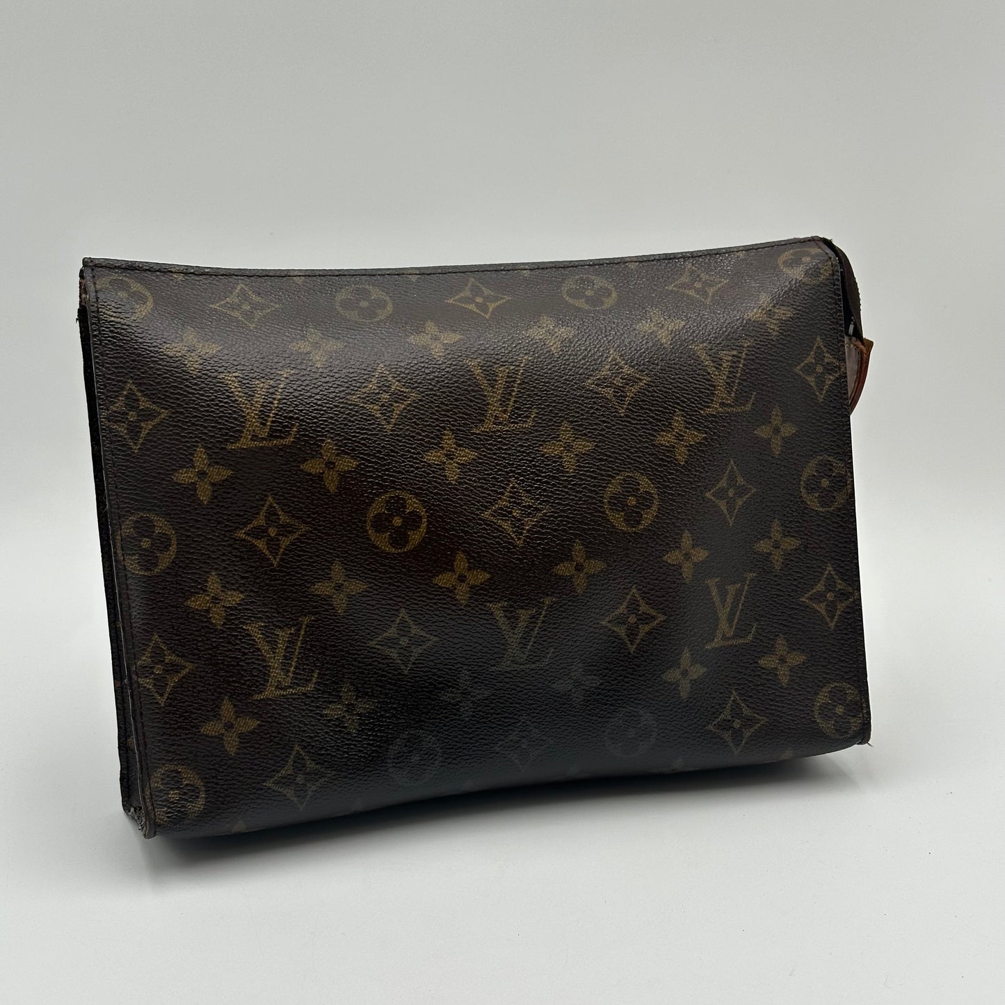 Authentic Louis Vuitton 𝑴𝒐𝒏𝒐𝒈𝒓𝒂𝒎 𝑻𝒐𝒊𝒍𝒆𝒕𝒓𝒚 26 𝑷𝒐𝒖𝒄𝒉 𝑪𝒓𝒐𝒔𝒔𝒃𝒐𝒅𝒚