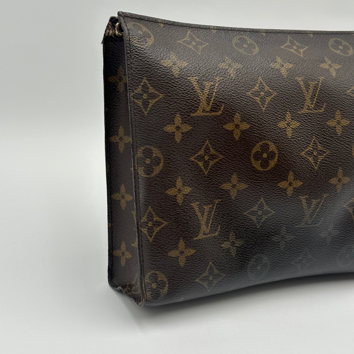 Authentic Louis Vuitton 𝑴𝒐𝒏𝒐𝒈𝒓𝒂𝒎 𝑻𝒐𝒊𝒍𝒆𝒕𝒓𝒚 26 𝑷𝒐𝒖𝒄𝒉 𝑪𝒓𝒐𝒔𝒔𝒃𝒐𝒅𝒚