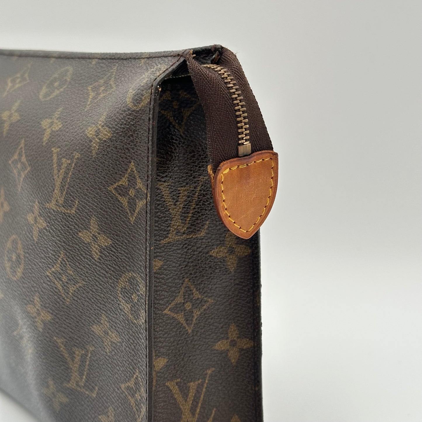 Authentic Louis Vuitton 𝑴𝒐𝒏𝒐𝒈𝒓𝒂𝒎 𝑻𝒐𝒊𝒍𝒆𝒕𝒓𝒚 26 𝑷𝒐𝒖𝒄𝒉 𝑪𝒓𝒐𝒔𝒔𝒃𝒐𝒅𝒚