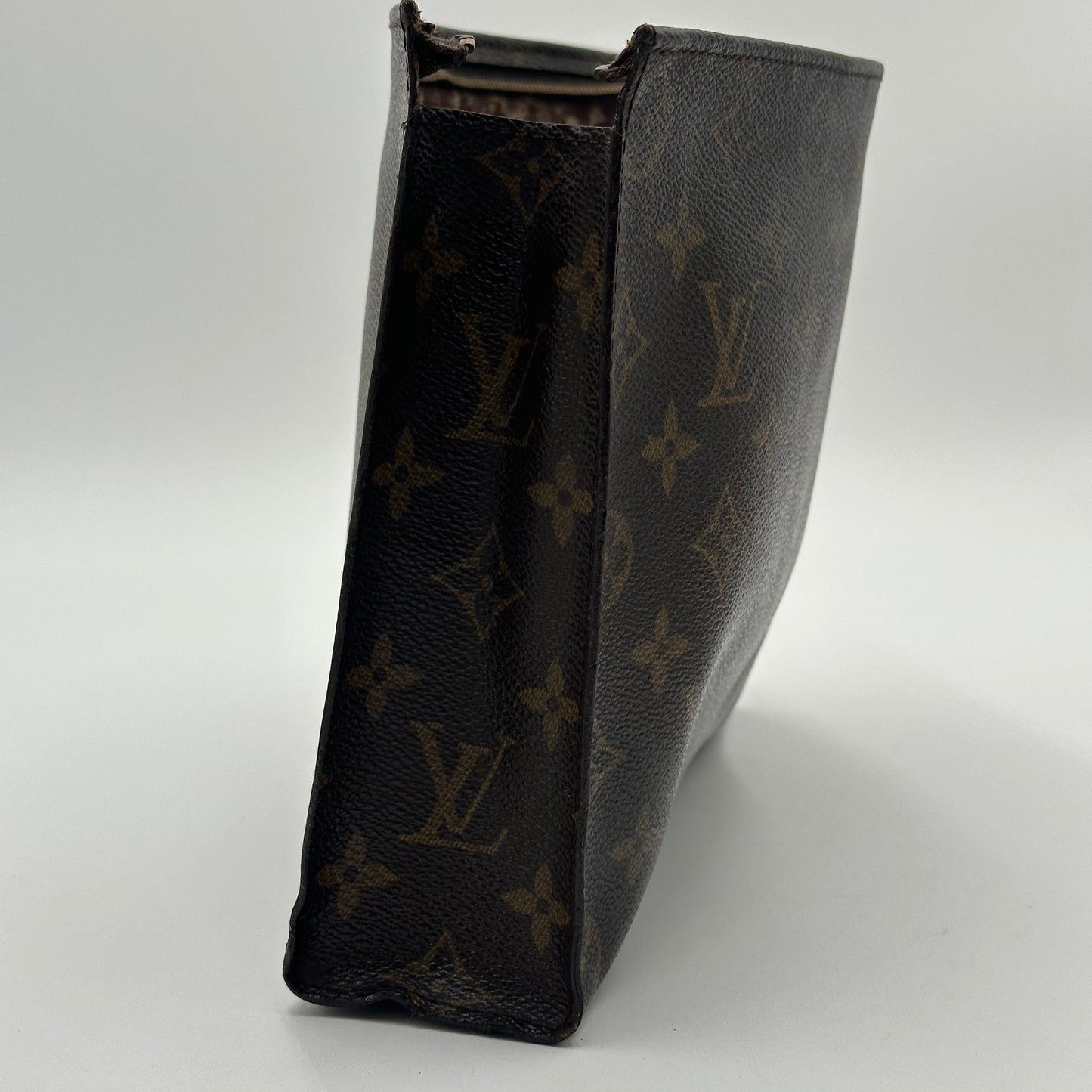 Authentic Louis Vuitton 𝑴𝒐𝒏𝒐𝒈𝒓𝒂𝒎 𝑻𝒐𝒊𝒍𝒆𝒕𝒓𝒚 26 𝑷𝒐𝒖𝒄𝒉 𝑪𝒓𝒐𝒔𝒔𝒃𝒐𝒅𝒚