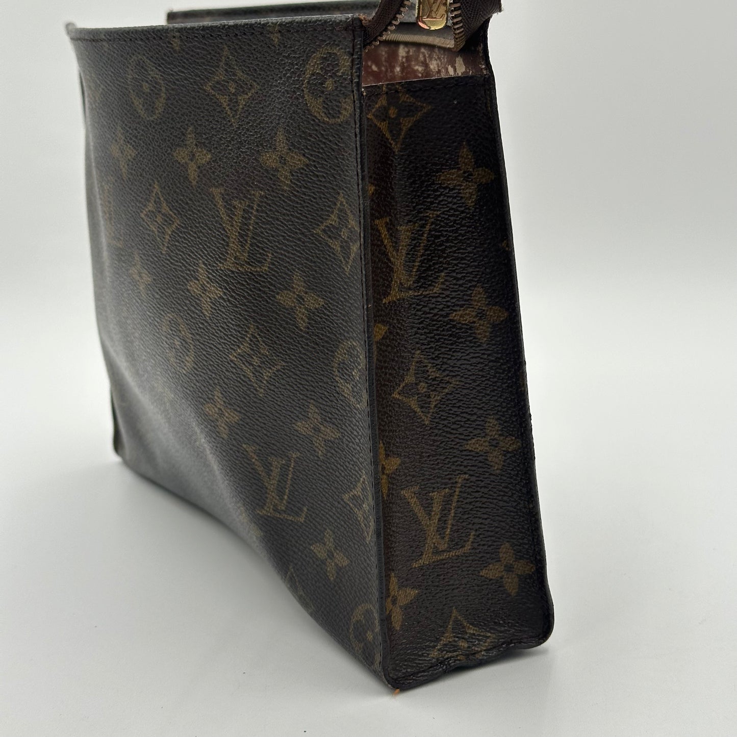 Authentic Louis Vuitton 𝑴𝒐𝒏𝒐𝒈𝒓𝒂𝒎 𝑻𝒐𝒊𝒍𝒆𝒕𝒓𝒚 26 𝑷𝒐𝒖𝒄𝒉 𝑪𝒓𝒐𝒔𝒔𝒃𝒐𝒅𝒚