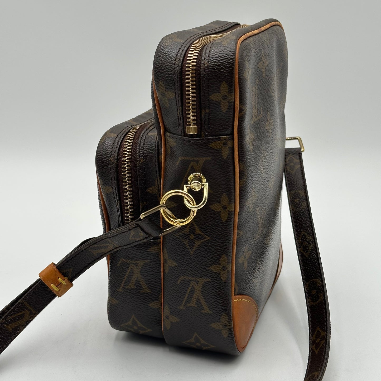 Authentic 2005 Louis Vuitton Monogram Amazone MM Crossbody