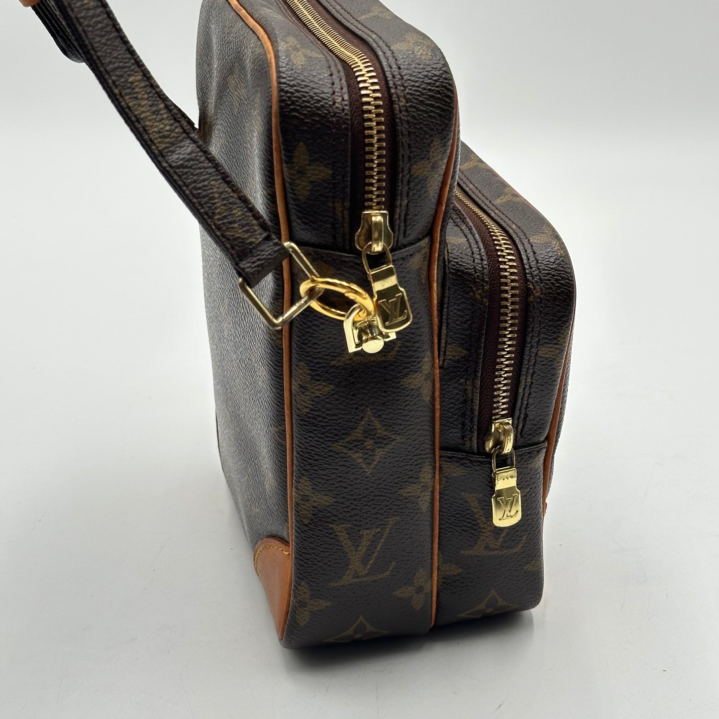 Authentic 2005 Louis Vuitton Monogram Amazone MM Crossbody
