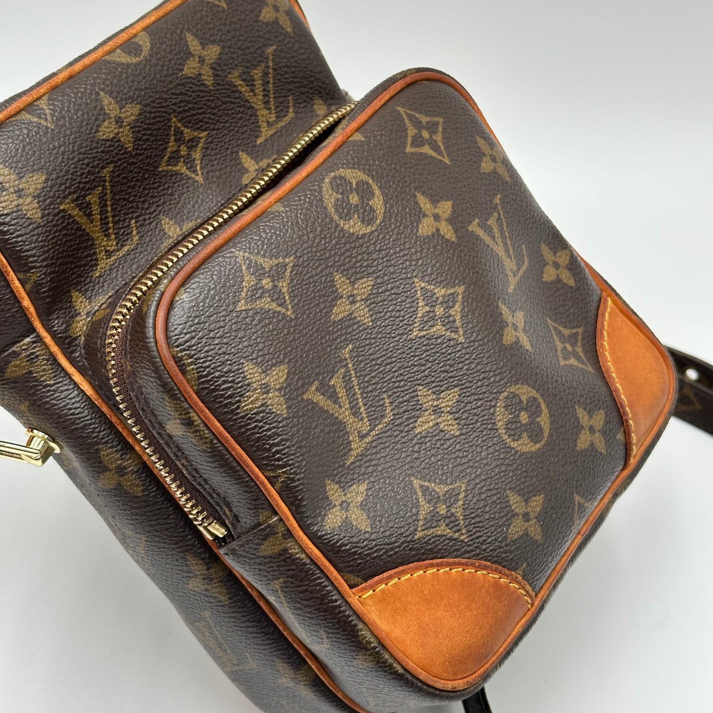 Authentic 2005 Louis Vuitton Monogram Amazone MM Crossbody