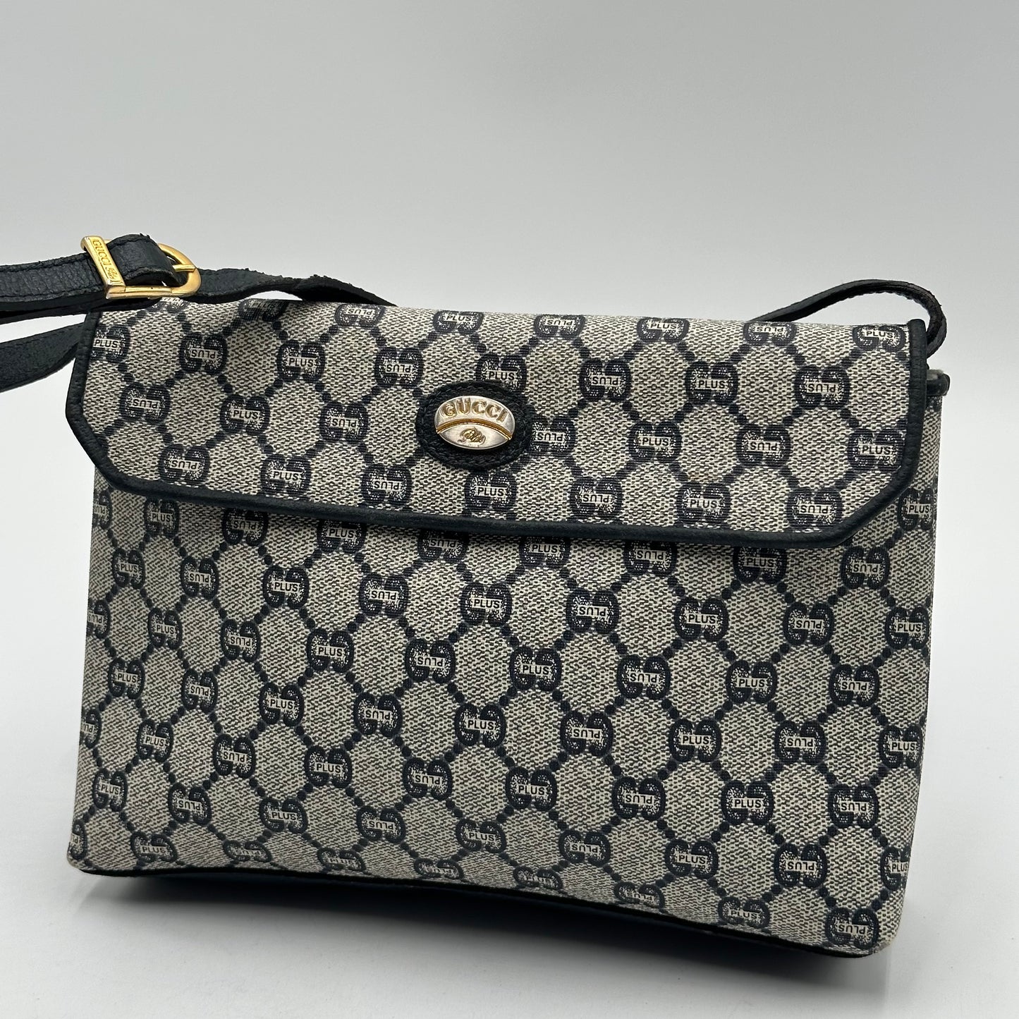 Authentic GUCCI GG Supreme Canvas Crossbody