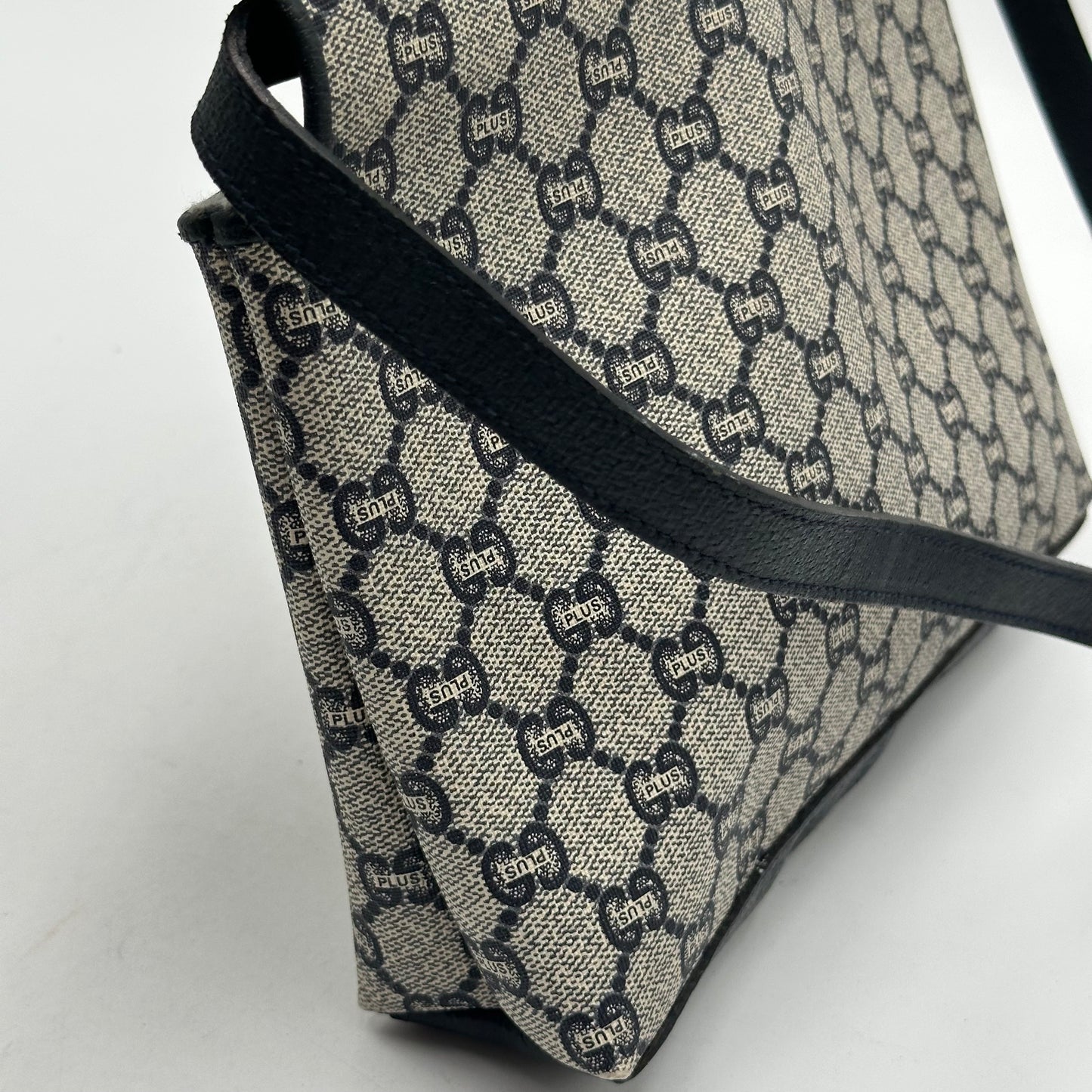 Authentic GUCCI GG Supreme Canvas Crossbody