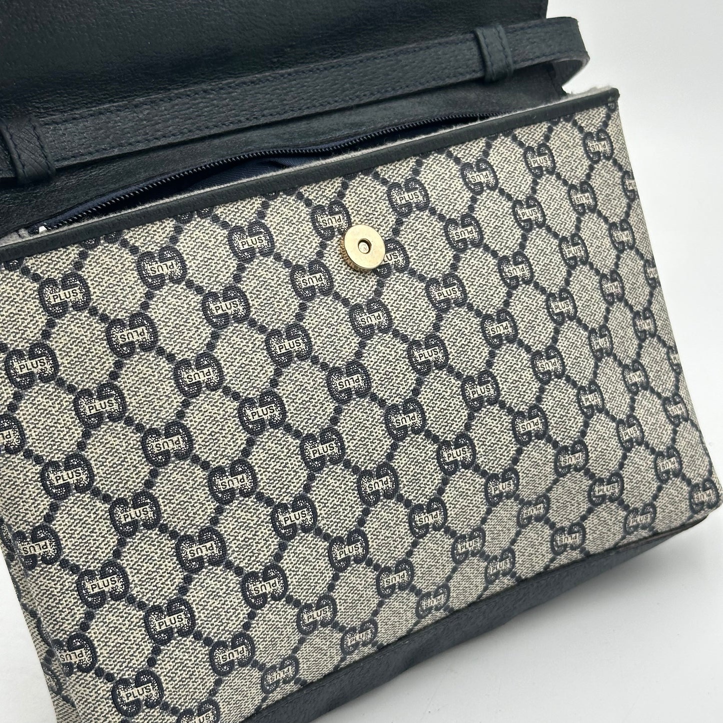Authentic GUCCI GG Supreme Canvas Crossbody