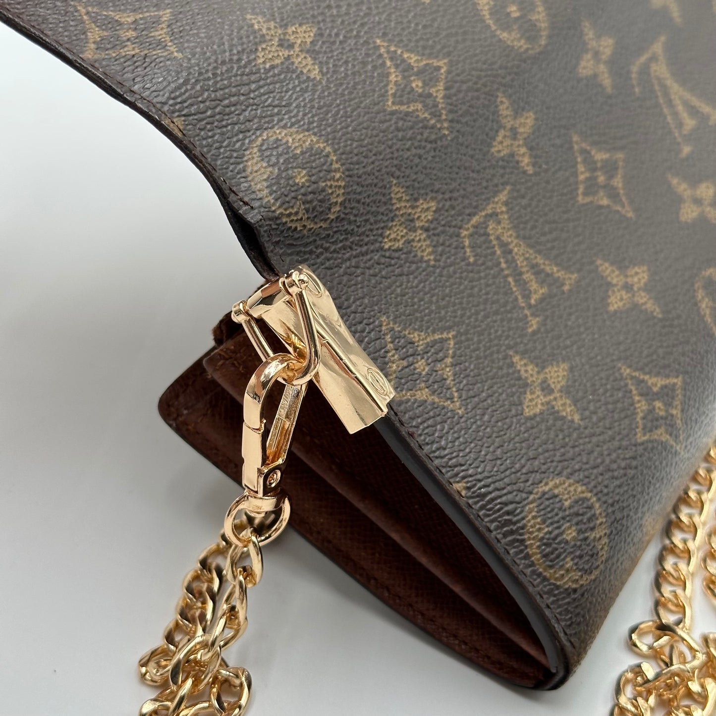 Authentic Louis Vuitton 2004 Monogram Sarah Wallet Crossbody