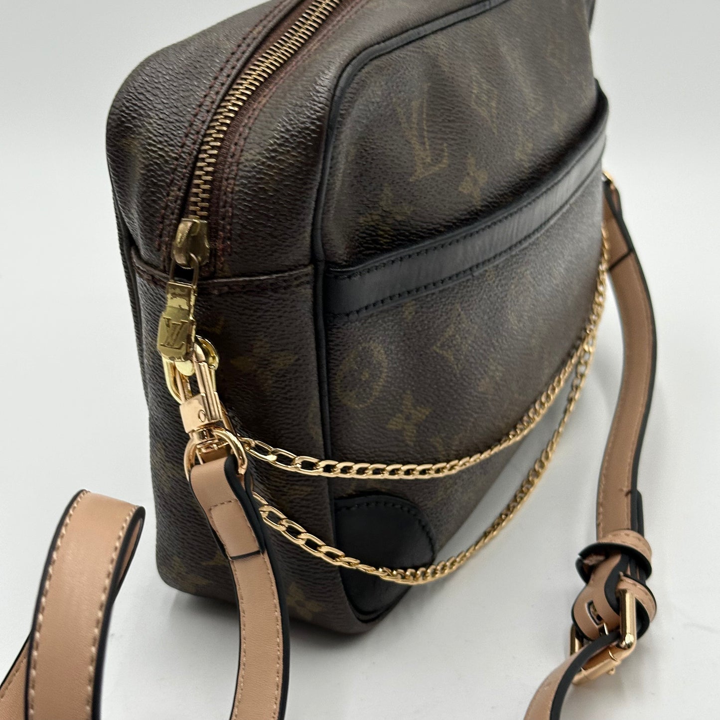 Authentic 1984 Louis Vuitton Monogram Trocadero 23 Crossbody
